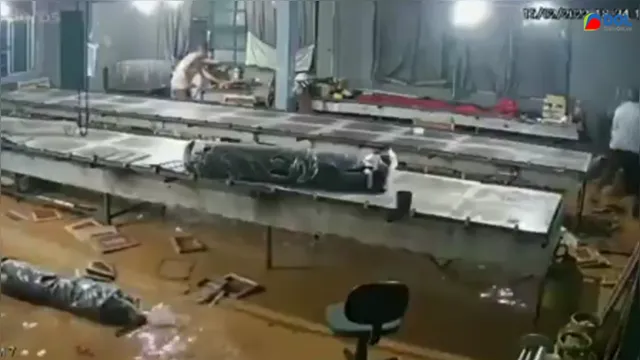 Imagem ilustrativa da notícia Vídeo
mostra o momento que uma fábrica desaba em Petrópolis