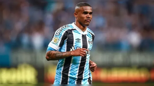 Imagem ilustrativa da notícia Trajetória de Douglas Costa no Grêmio chega ao fim