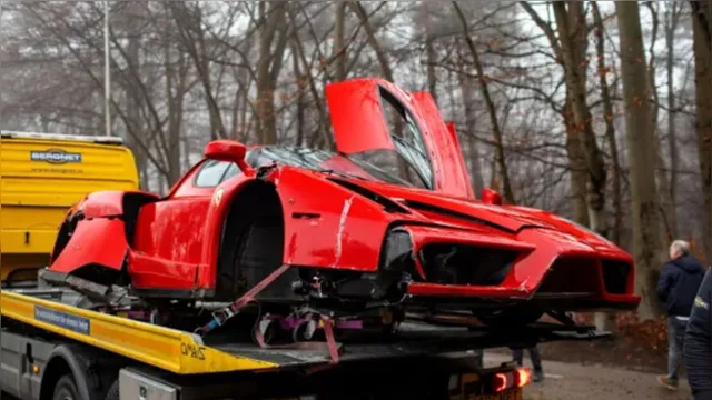 Imagem ilustrativa da notícia Mecânico de concessionária destrói Ferrari de R$ 18 milhões