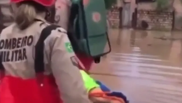 Imagem ilustrativa da notícia Vídeo:
idoso é resgatado de casa alagada pelas cheias