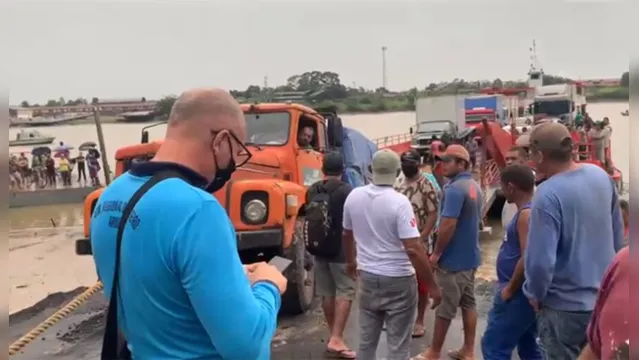 Imagem ilustrativa da notícia Vídeo: caminhão atola e bloqueia balsa que ia para Outeiro