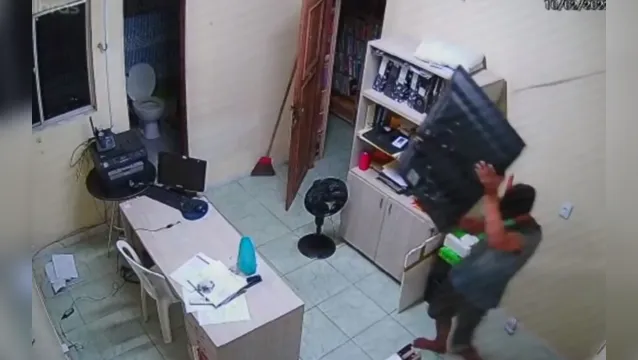 Imagem ilustrativa da notícia Vídeo:
livraria em São Brás é alvo de assaltante
