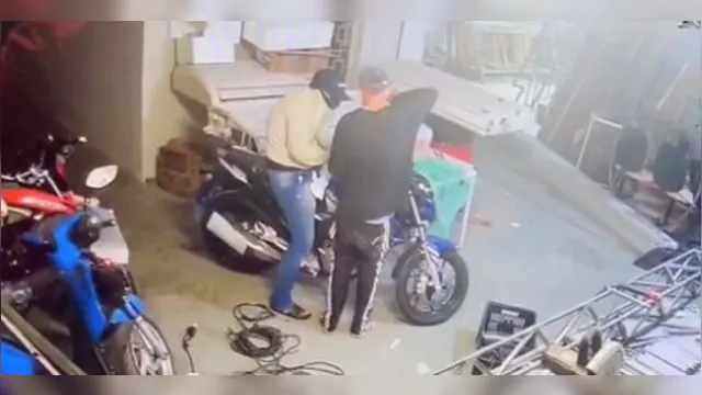 Imagem ilustrativa da notícia Vídeo:
motos são furtadas de concessionária na Pedreira