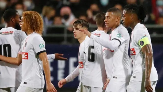 Imagem ilustrativa da notícia  Com hat-trick de Mbappé, PSG goleia e vai às oitavas