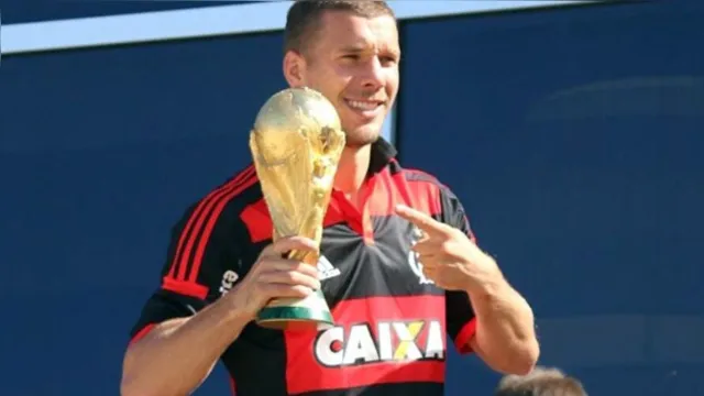 Imagem ilustrativa da notícia Podolski detona novo técnico do Flamengo: "nos enganou"