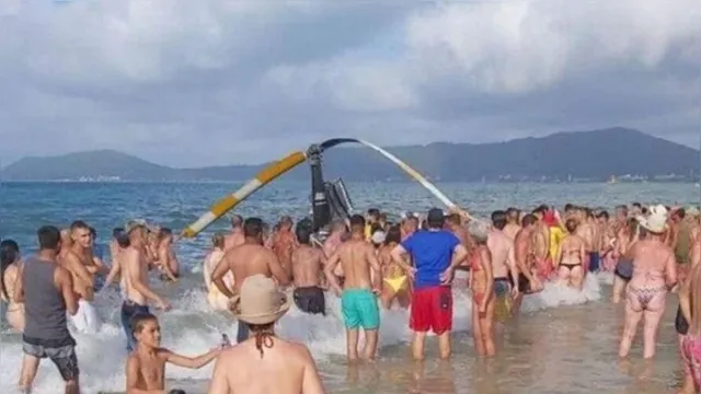 Imagem ilustrativa da notícia Helicóptero cai entre banhistas em praia de Florianópolis
