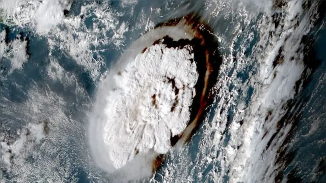 Imagem ilustrativa da notícia Erupção de vulcão provoca tsunami. Veja os vídeos