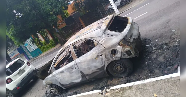 Imagem ilustrativa da notícia Carro pega fogo na Praça Brasil e assusta moradores