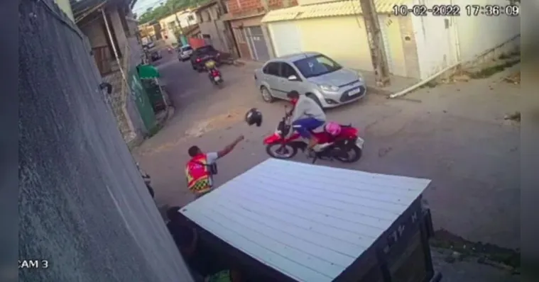 Imagem ilustrativa da notícia Vídeo: Vítima joga capacete e derruba assaltante em fuga