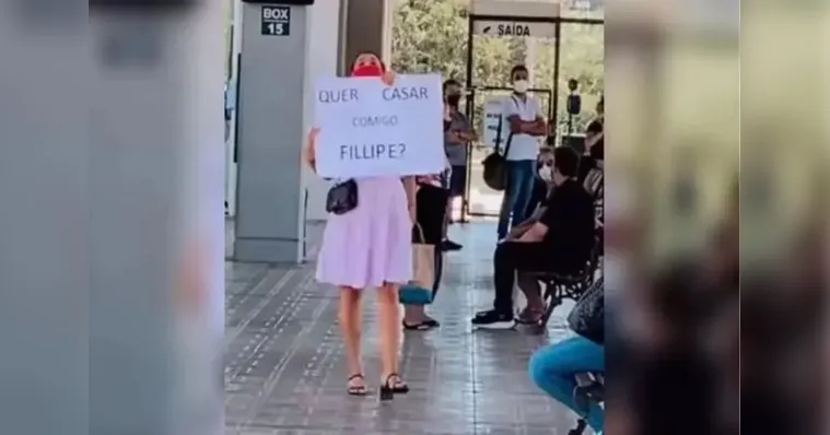 Imagem ilustrativa da notícia Jovem pede noivo em casamento e reação dele surpreende