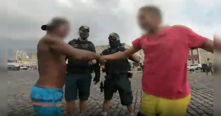 Imagem ilustrativa da notícia Vídeo: PM obriga brigões a se abraçarem no Ver-O-Peso 
