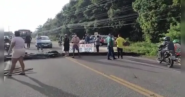 Imagem ilustrativa da notícia Vídeo: moradores fecham a BR-316 em protesto
