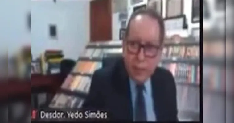 Imagem ilustrativa da notícia Vídeo: desembargador derruba 'biblioteca falsa' durante live