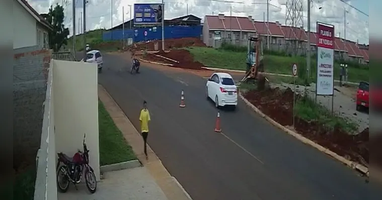 Imagem ilustrativa da notícia Vídeo: homem atingido por carro é arremessado de moto 