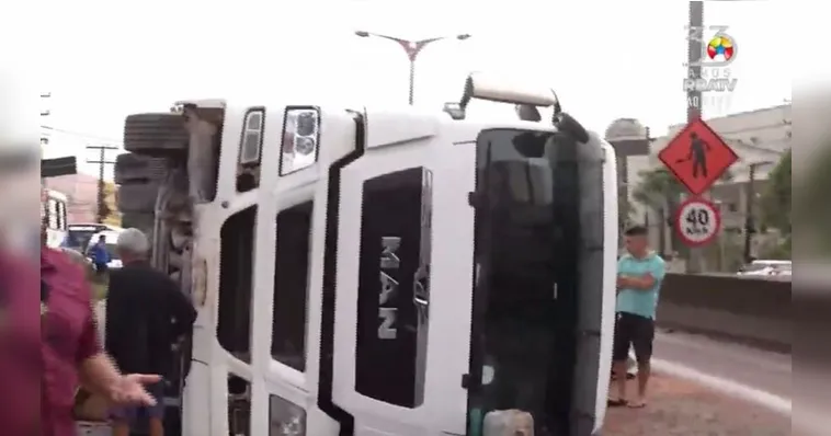 Imagem ilustrativa da notícia Vídeo: carreta tomba e complica trânsito no Entroncamento