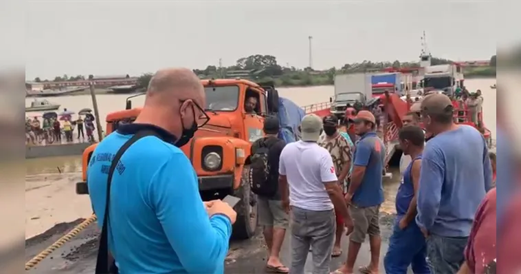 Imagem ilustrativa da notícia Vídeo: caminhão atola e bloqueia balsa que ia para Outeiro