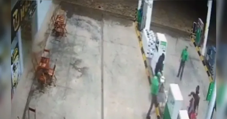 Imagem ilustrativa da notícia Vídeo: bandidos morrem e "visagem" aparece em posto de Moju