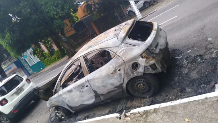 Imagem ilustrativa da notícia Carro pega fogo na Praça Brasil e assusta moradores