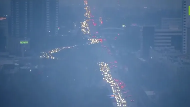 Imagem ilustrativa da notícia Fuga da Ucrânia deixa trânsito caótico e filas quilométricas