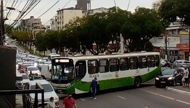 Imagem ilustrativa da notícia Ônibus dá prego e bloqueia a João Paulo II