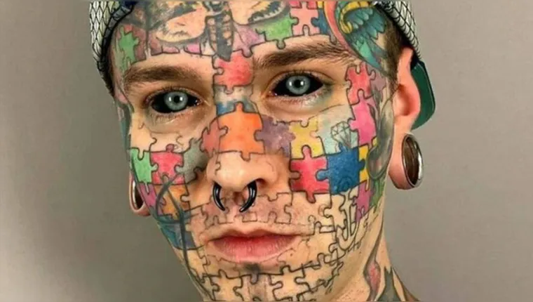 Imagem ilustrativa da notícia Jovem gasta R$ 90 mil para ter rosto de quebra-cabeça