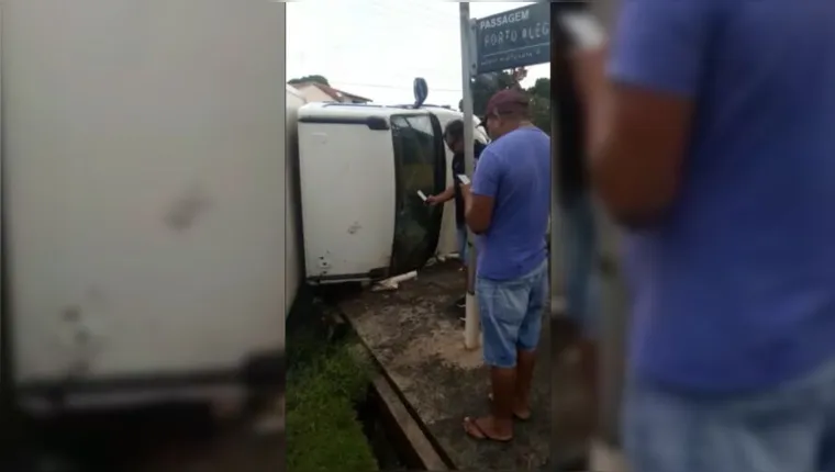 Imagem ilustrativa da notícia Caminhão tomba na beira-mar de Mosqueiro e adolescente morre