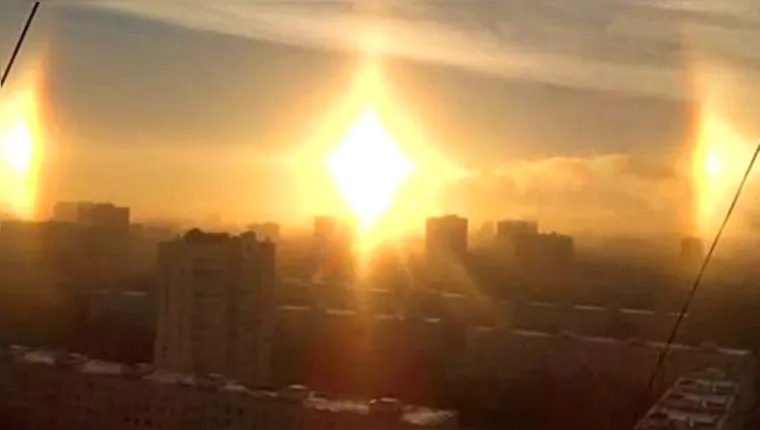 Imagem ilustrativa da notícia Vídeo: céu surge com três sóis e encanta cidade russa   