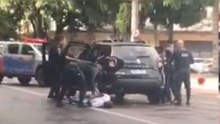 Imagem ilustrativa da notícia Vídeo: Polícia Militar rende assaltantes no centro de Belém