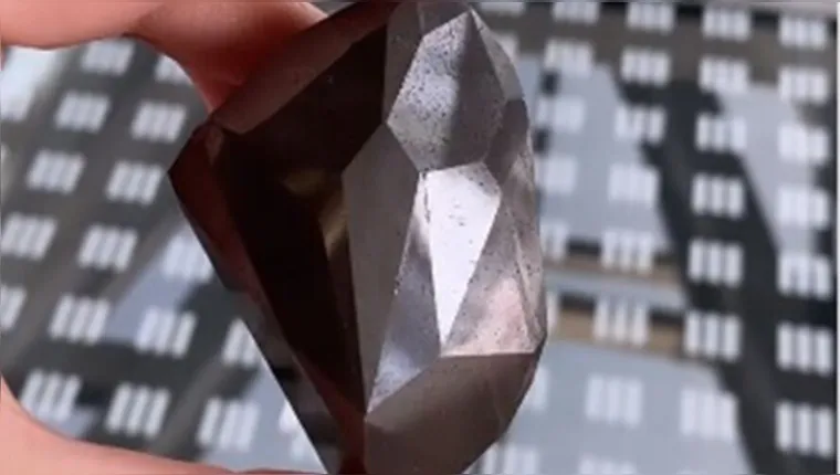 Imagem ilustrativa da notícia Diamante extraterrestre é vendido por 22 milhões em leilão