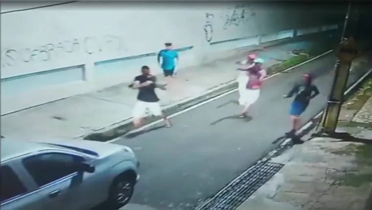 Imagem ilustrativa da notícia Vídeo: Assaltantes invadem carro de aplicativo no Umarizal. 