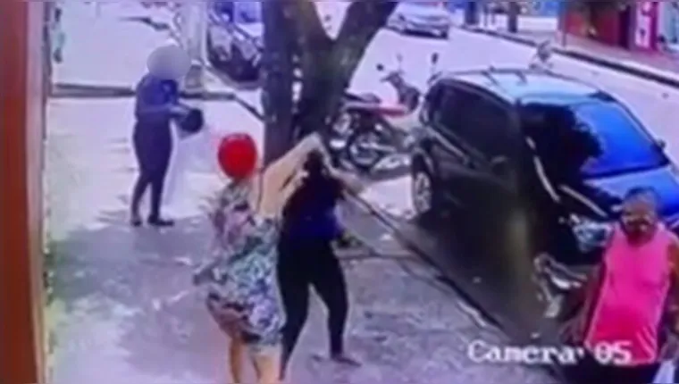 Imagem ilustrativa da notícia Pará: mulher agride e corta o cabelo de amante na rua 