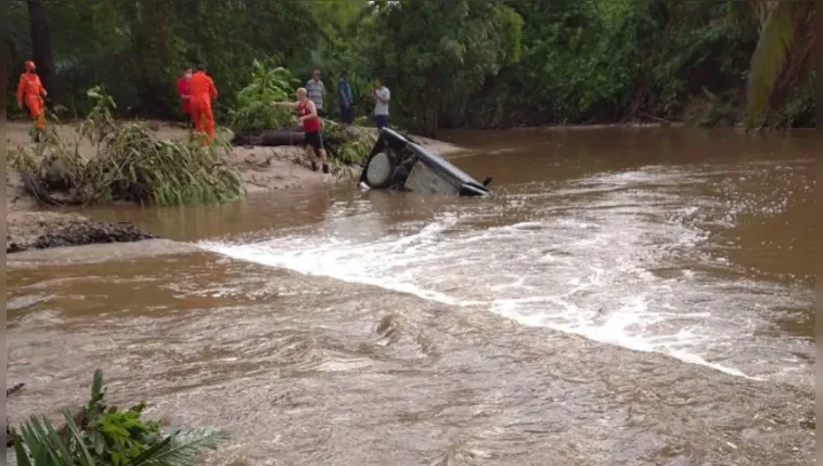 Imagem ilustrativa da notícia Cinco pessoas morrem após carro cair em riacho no Piauí