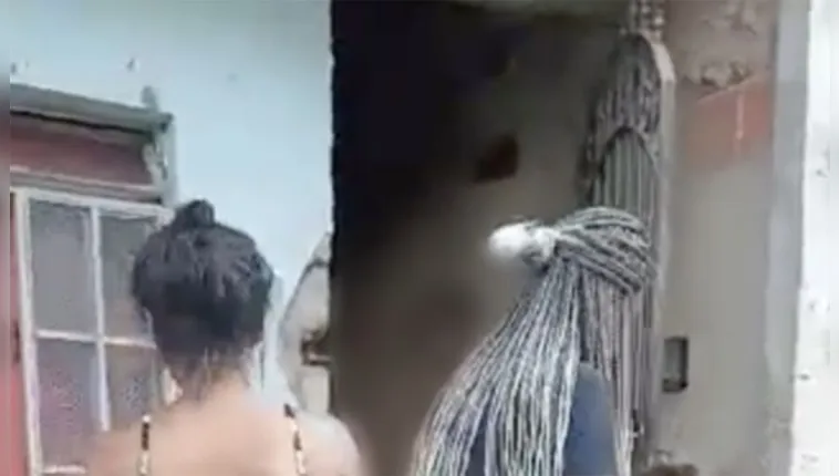 Imagem ilustrativa da notícia Vídeo: mulher faz topless na laje e arruma briga com casada
