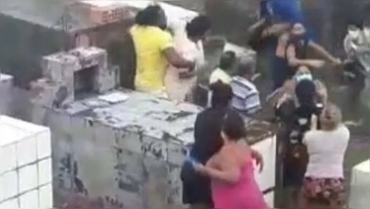 Imagem ilustrativa da notícia Vídeo: viúva e amante quebram o pau durante enterro