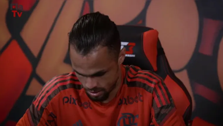 Imagem ilustrativa da notícia Vídeo: Michael diz adeus ao Flamengo e detona ex-treinador