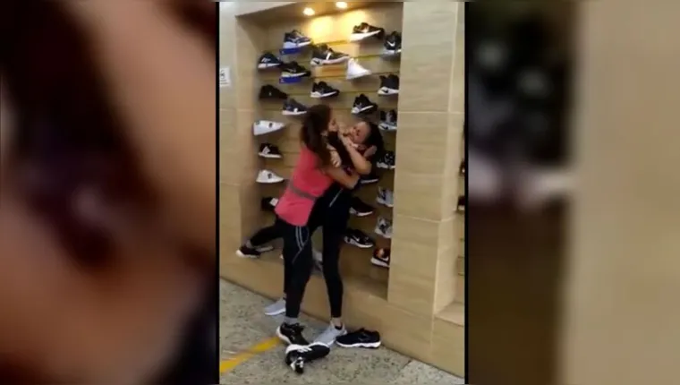 Imagem ilustrativa da notícia Vídeo: mulheres caem na porrada dentro de loja em Belém
