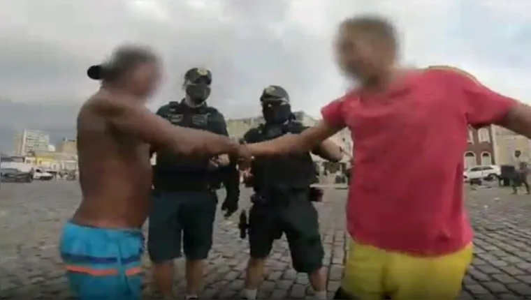 Imagem ilustrativa da notícia Vídeo: PM obriga brigões a se abraçarem no Ver-O-Peso 