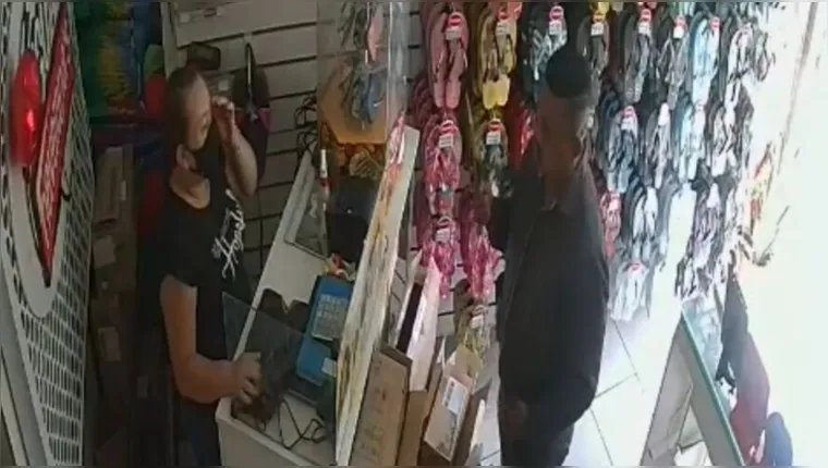 Imagem ilustrativa da notícia Vídeo: assaltante ameaça com faca e rouba sapataria em Belém