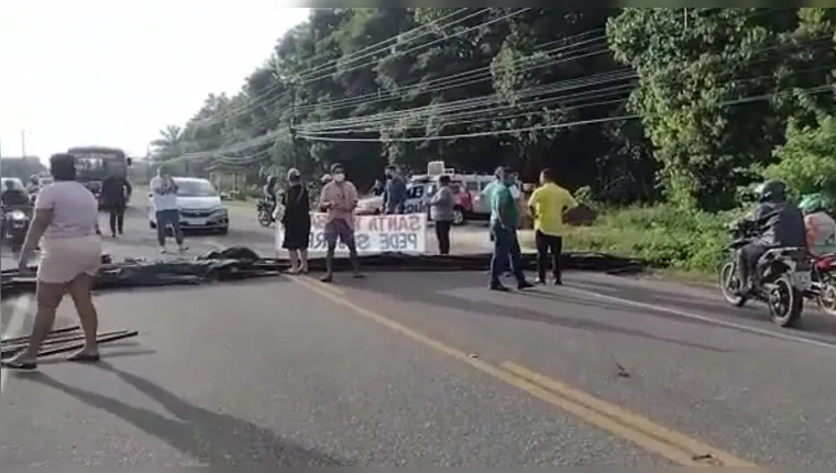 Imagem ilustrativa da notícia Vídeo: moradores fecham a BR-316 em protesto