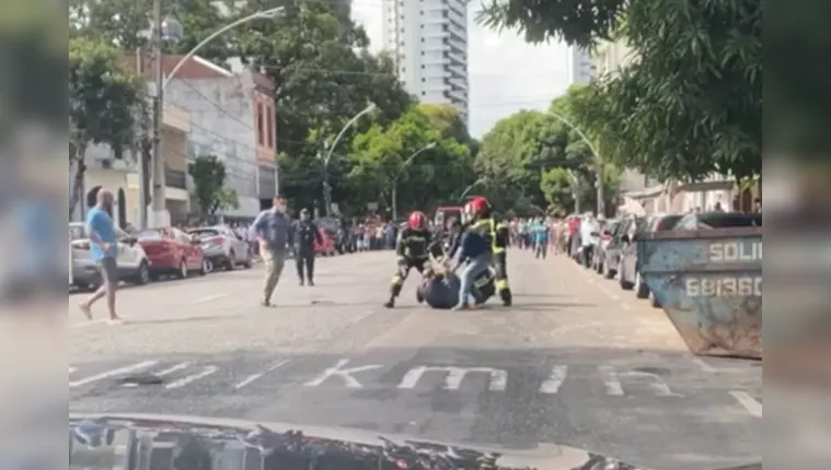 Imagem ilustrativa da notícia Vídeo: homem surta e PM fecha quarteirão na Senador Lemos