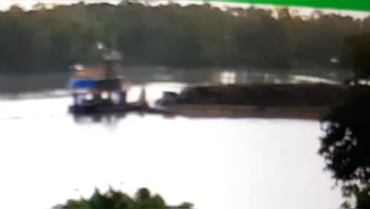 Imagem ilustrativa da notícia Vídeo flagra balsa suspeita perto da Ponte de Outeiro; veja!
