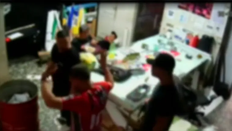 Imagem ilustrativa da notícia Vídeo: homens rendem funcionários e assaltam gráfica