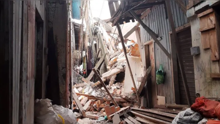 Imagem ilustrativa da notícia Vídeo: Casa de três andares desaba em Belém