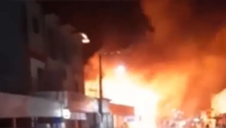 Imagem ilustrativa da notícia Vídeos: incêndio de grandes proporções atinge lojas em Moz