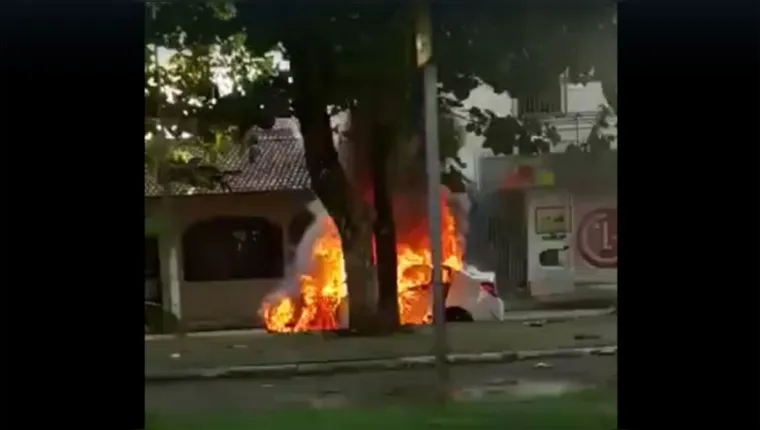 Imagem ilustrativa da notícia Vídeo: carro pega fogo na avenida Augusto Montenegro