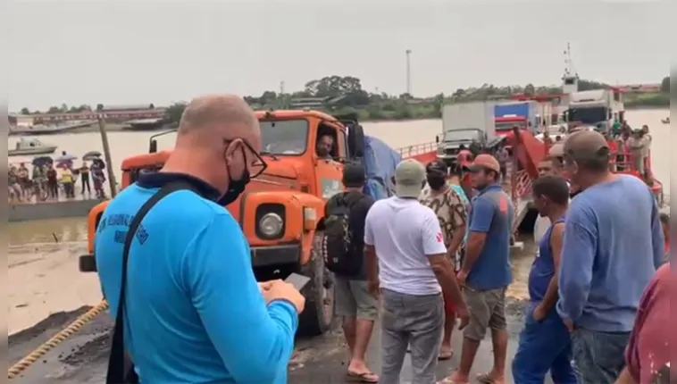 Imagem ilustrativa da notícia Vídeo: caminhão atola e bloqueia balsa que ia para Outeiro
