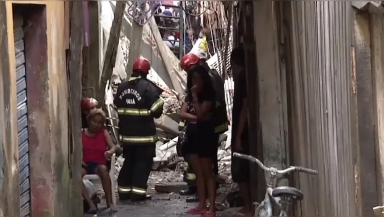 Imagem ilustrativa da notícia Vídeo: três
casas estão comprometidas após desabamento