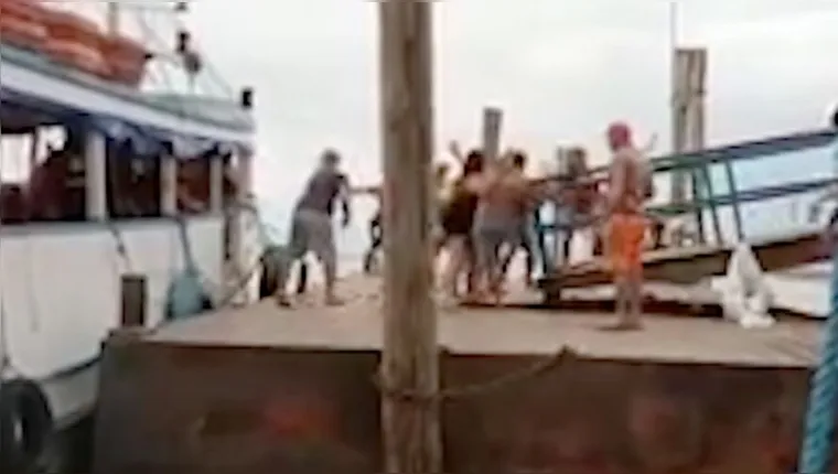 Imagem ilustrativa da notícia Vídeo: passageiros saem na 'porrada' no trapiche de Icoaraci