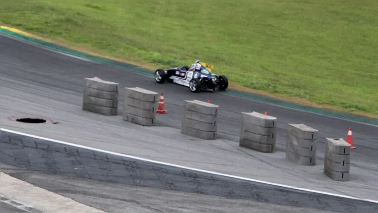 Imagem ilustrativa da notícia Paraense enfrenta buraco em Interlagos na Fórmula Vee