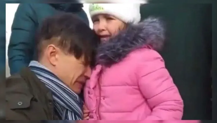 Imagem ilustrativa da notícia Ucrânia: pai chora ao se despedir da filha em vídeo tocante